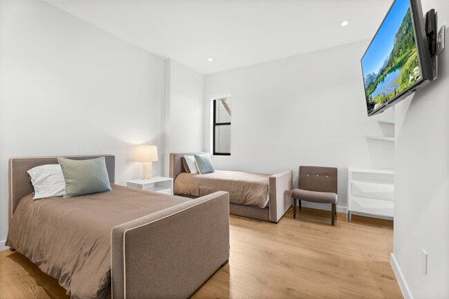 Building Photo - 3276 Day Ave