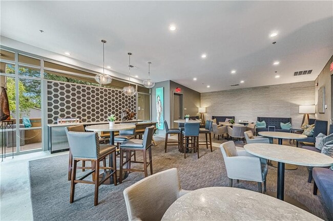 Building Photo - 905 Juniper St NE