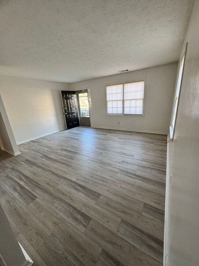 Building Photo - READY NOW!!! Beautiful brick front 2 bedroom 1 bath ranch duplex!
