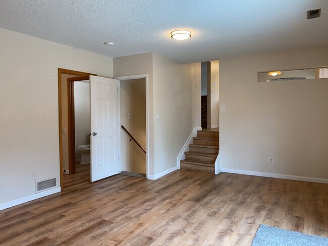 Building Photo - Spacious West-Side Tri-Level Home