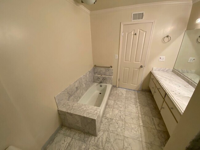 Building Photo - Beautiful Gigantic Condo in Beverly Hills!!!