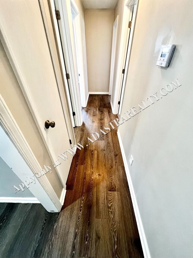 Building Photo - Spacious Shawnee Duplex-Available NOW!!