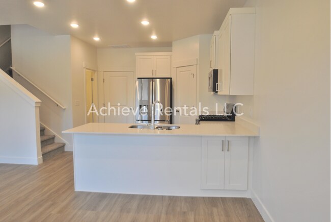 Building Photo - Beautiful 3 Bed Townhome in Nibley with pool!