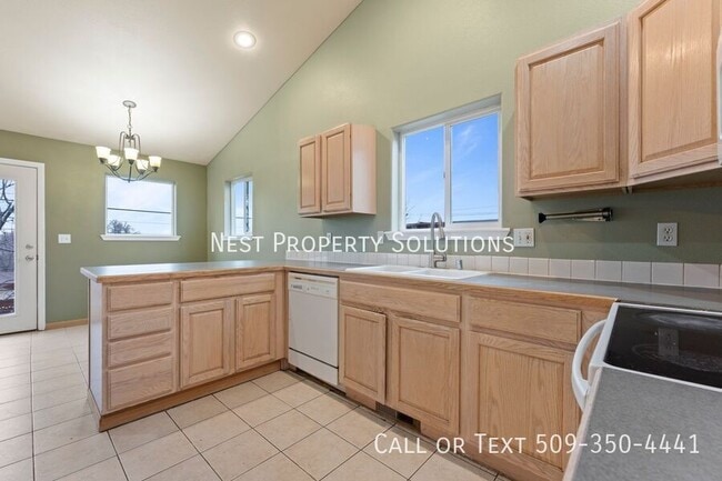 Building Photo - 1038 S Skyline Dr