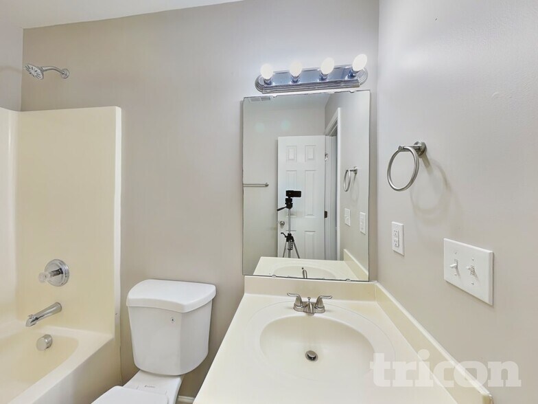 Building Photo - 1609 Extine Ln