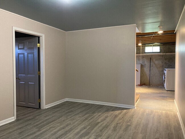 Building Photo - **Backyard offers Country Setting in City ...