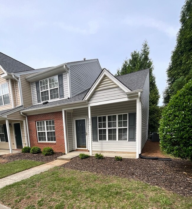 Building Photo - Charming 3 bdrm/ 2.5 bthrm End Unit Townhome!