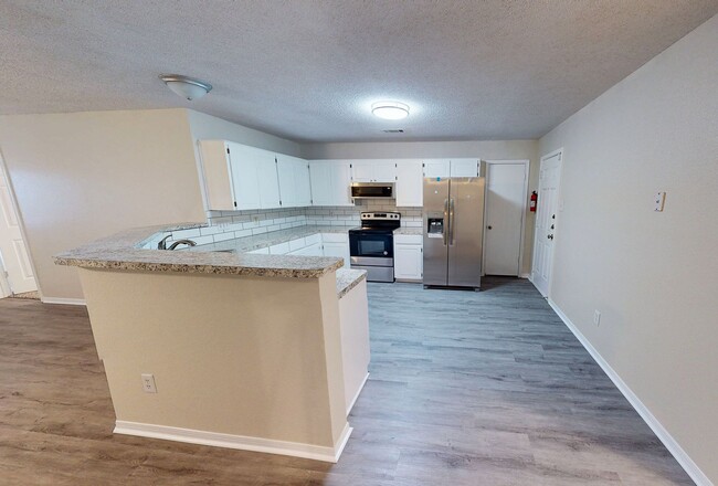 Building Photo - 2 Weeks Free Rent Move-In Special! Locatio...