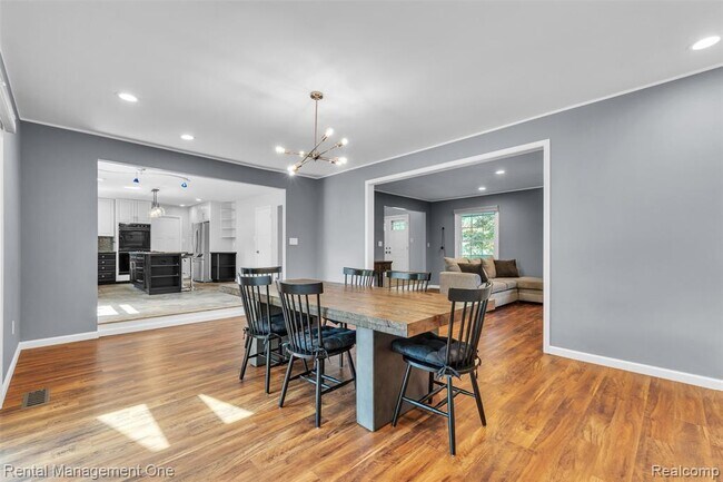 Building Photo - 3015 High Pointe Ct
