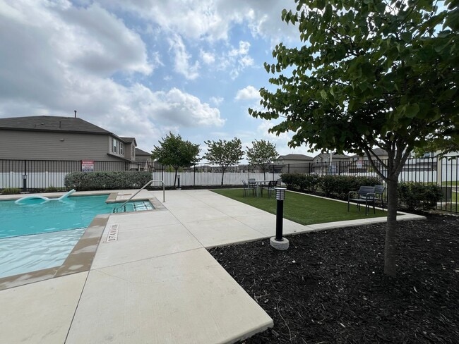 Building Photo - Beautiful 3/2 home in Oak Creek Estates,  ...