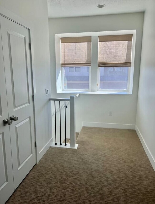 Building Photo - Gorgeous Townhome with Community Pool and Amenities
