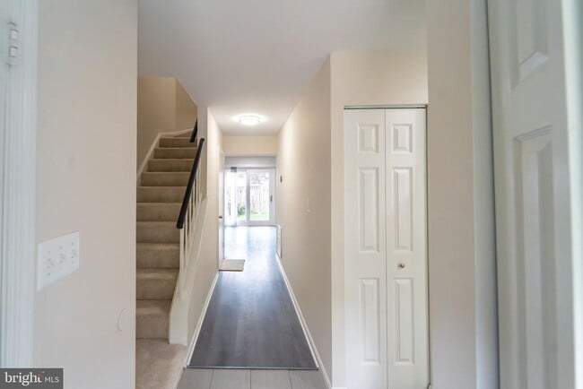 Building Photo - 2055 Pilgrim Dr