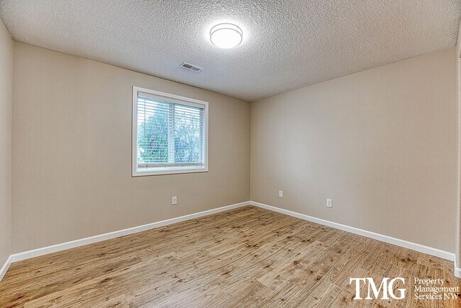 Building Photo - Wonderful 2 Story 3 Bed 2.5 Bath Home in Five Corners!