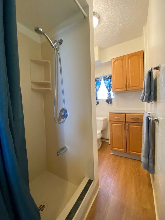 Building Photo - Central location! 1 bedroom, 1 bath, 1 parking. - Pet Possible - Available Now!