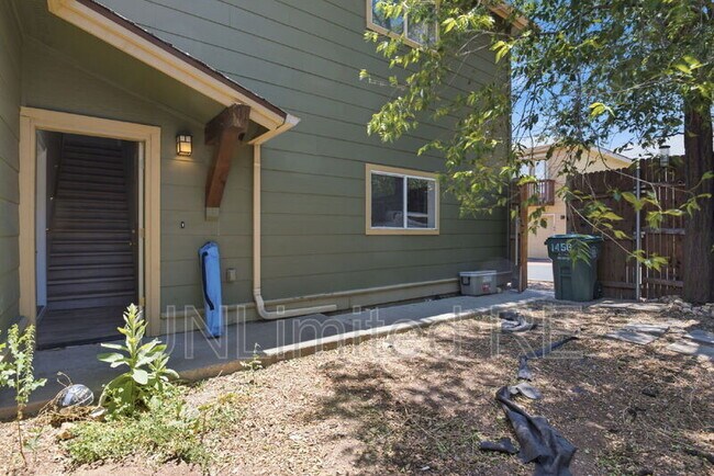 Building Photo - 1456 E Russ Way