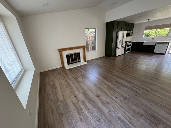 Building Photo - Livermore Single Story 3 BD / 2 BA, new pa...