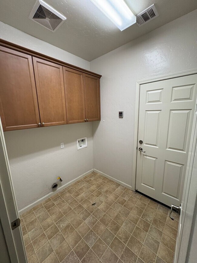 Building Photo - Lovely home available now!