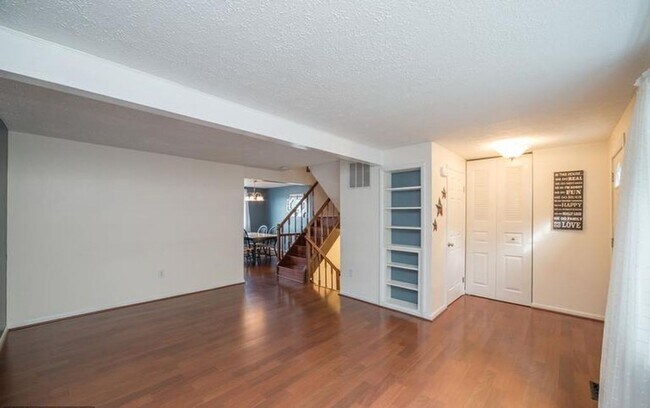 Building Photo - Well maintained 3 bedroom townhouse in established Frederick community ready early May!