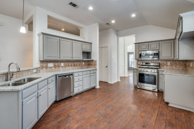 Building Photo - 910 Harwood Ct