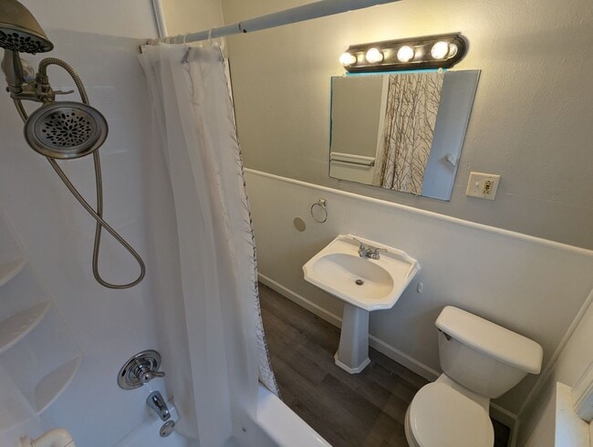 Building Photo - Beautiful 3 bedroom home with covered fron...