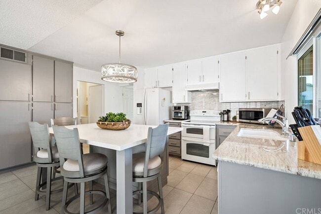Building Photo - 2650 Altamira Dr