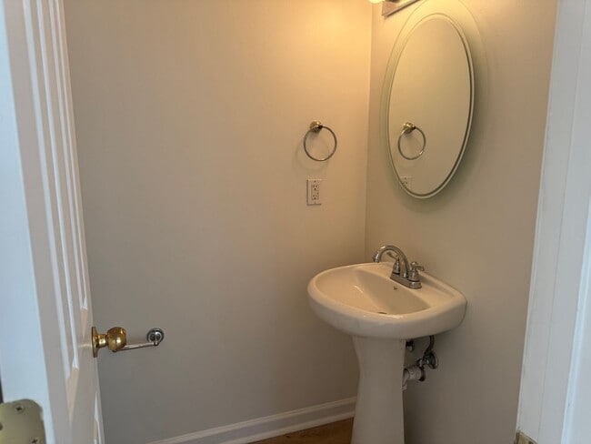Building Photo - Great 2BR Townhome in Bellevue