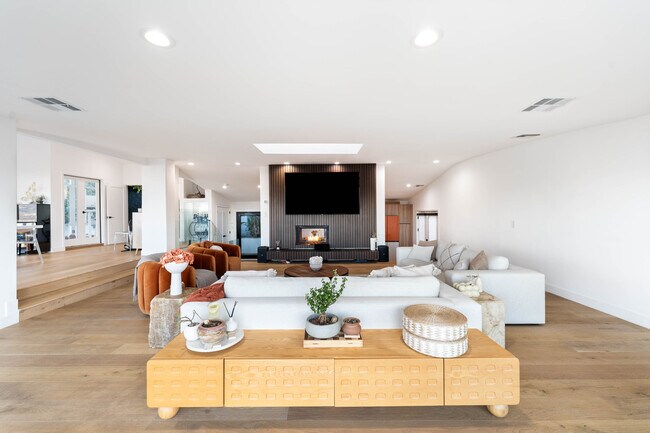 Building Photo - 3541 Multiview Dr