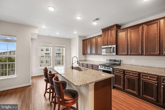 Building Photo - 12854 Cloverleaf Center Drive