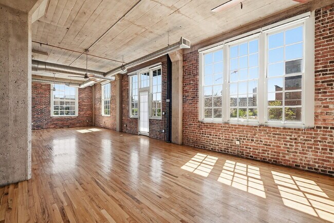 Building Photo - $3,644.95, 2 Beds - 1 Bath, Condo in Denver with Washer and Dryer!