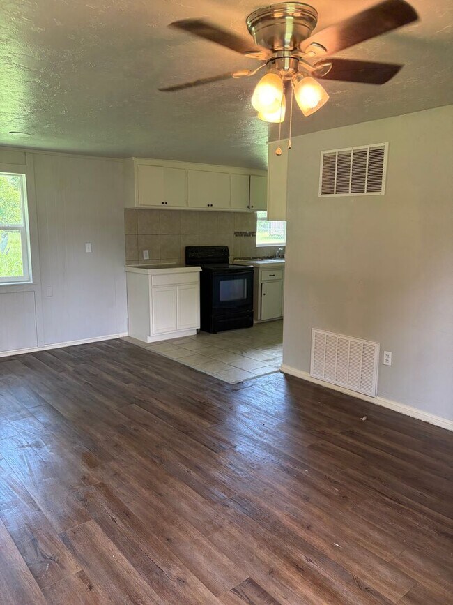 Building Photo - Nice size 2 bedroom for rent