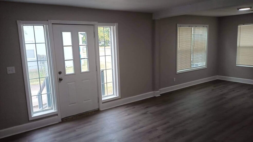 Building Photo - 5742 S Quincy Ave