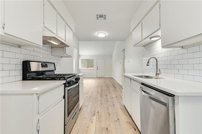Building Photo - 2-Bedroom Duplex with Garage