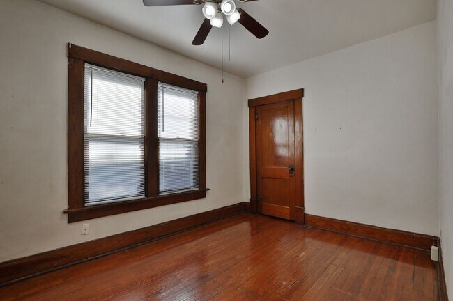 Building Photo - 4 Bedroom North Campus Newly Remodeled House with 2 Decks and Patio