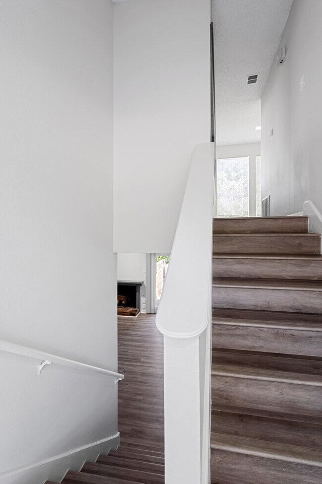 Building Photo - Spacious 3BR Far West Duplex with Loft & Private Deck