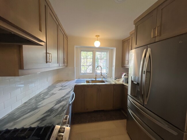 Building Photo - Welcome to this updated townhome in Northe...