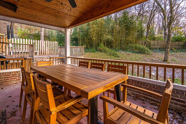 Building Photo - 702 Chambers Dr NE