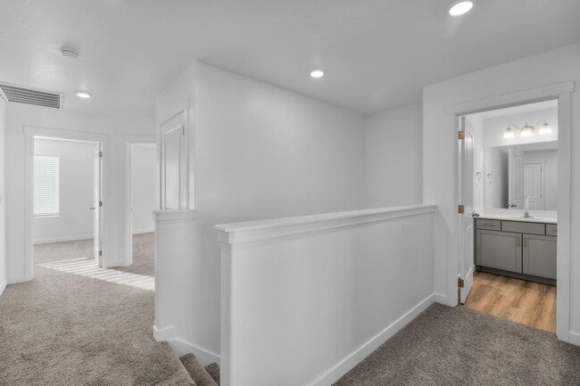 Building Photo - Comfortable and Spacious 4-Bedroom Townhom...