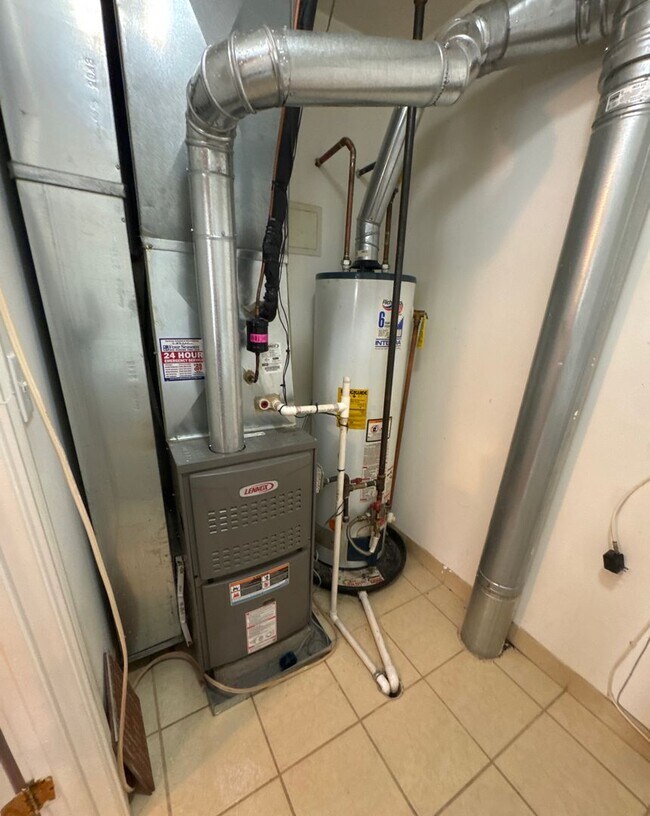 Building Photo - Beautiful 3 bedroom 2 bathroom condo In Near Presidential Library