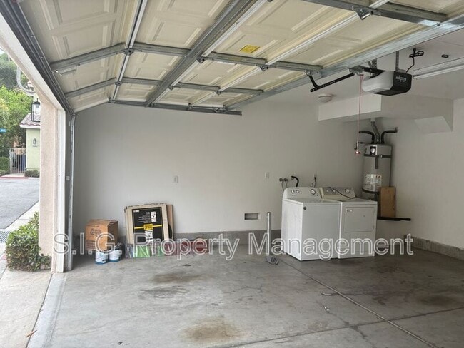 Building Photo - 202 Cancion Way