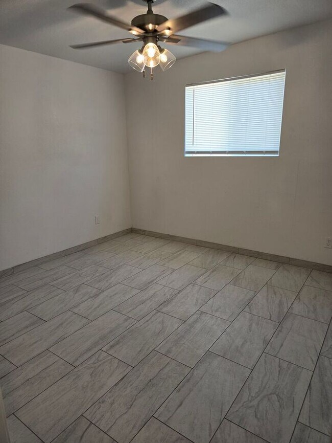 Building Photo - SPACIOUS 2BD/1BA  DUPLEX HOME AVAILABLE NOW!!