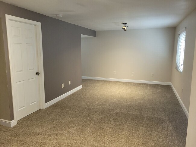 Building Photo - 305 Holbrook St