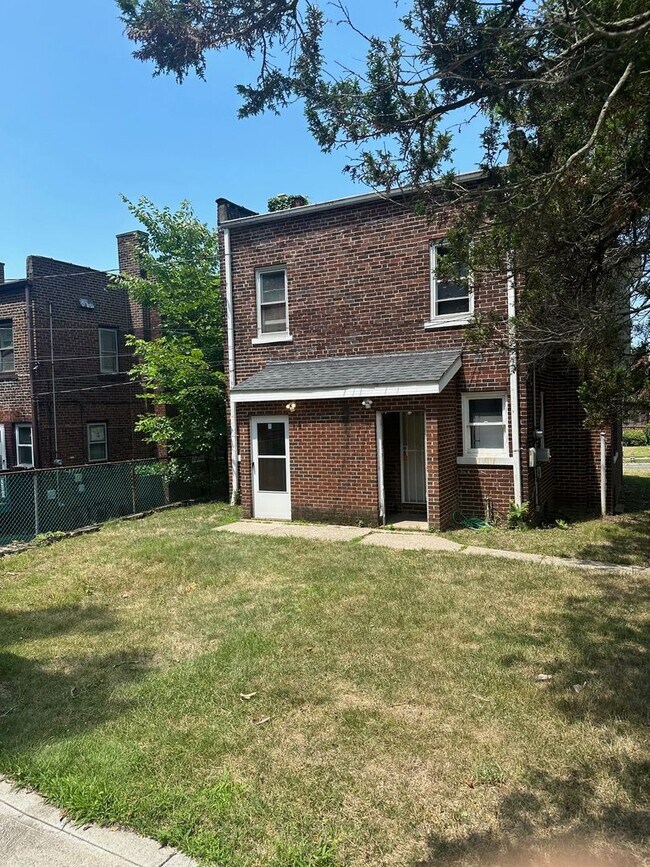 Building Photo - 3244-3246 Sycamore Rd