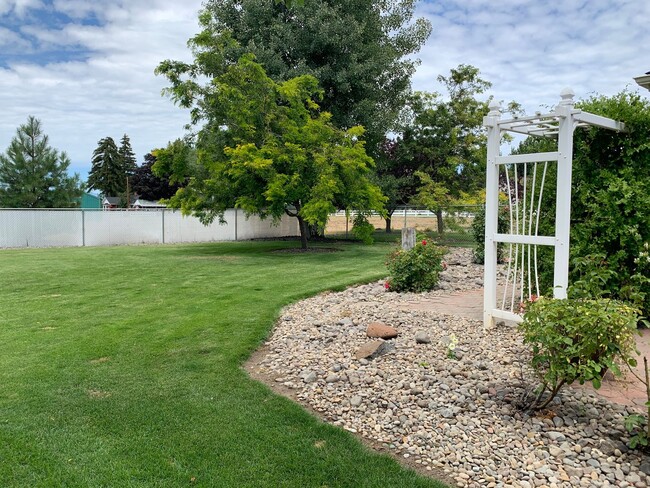 Building Photo - 4 Bedroom, 2 Bath near Pine Grove