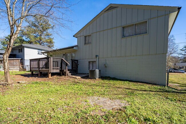 Building Photo - Large Forest Haven Home with large yard and deck, a 2 min drive to transit stop Upper Riverdale R...