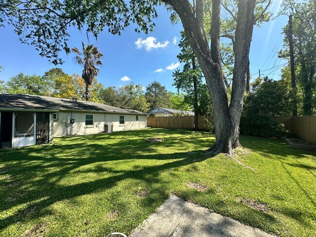 Building Photo - 3 BED | 2 BATH | GATED BACKYARD | TWO CAR DRIVEWAY | DAFFIN PARK
