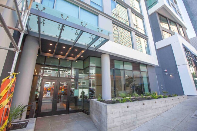 Building Photo - 2BD/2BA Modern Condo w/ Abundant Natural L...
