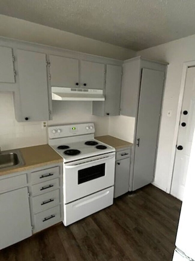 Building Photo - Reduced price!