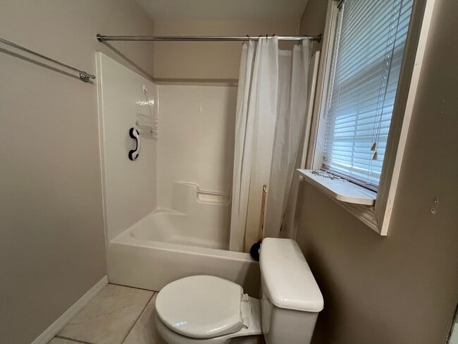 Building Photo - 3BR/2BA Home with 2 Car Garage, Fenced Yard & RV Hookups – Lake City, FL