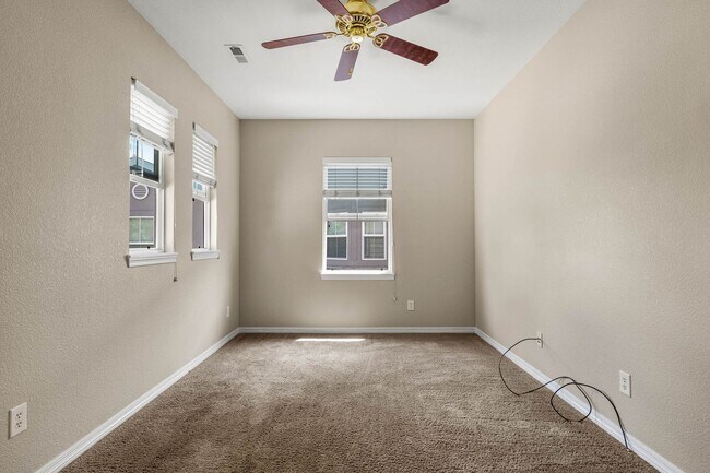 Building Photo - Spacious Townhome in Cherry Creek School District