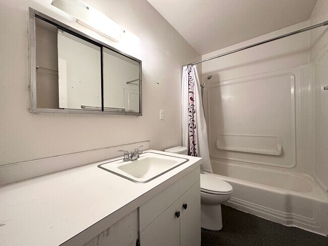 Building Photo - 2 Bed 1 Bath with Back Patio in Montavilla!